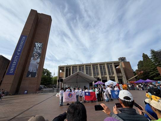 Students holding up the flag of Taiwan pose for photos in Red Square at the University of Washington.